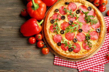 Lezzetli pizza salam dekore edilmiş ahşap tablo