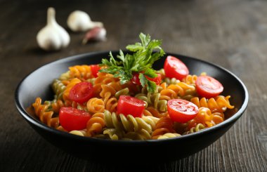 Lezzetli makarna yemek hizmet ahşap masa üzerinde siyah kase