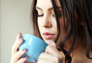 Kahve ayakta odanın penceresinde yakınındaki bir kadınla