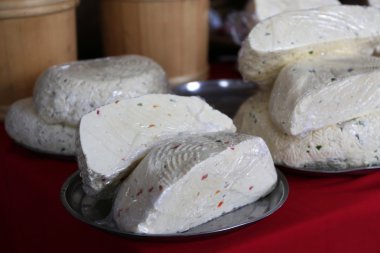 Ev peyniri masanın üzerine yaptı.