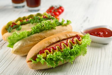 Delicious beyaz tahta masada domatesli sosisli, yakın çekim