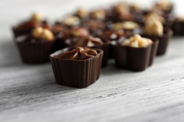 Ahşap masa üzerinde lezzetli çikolata şekerleme yakın çekim