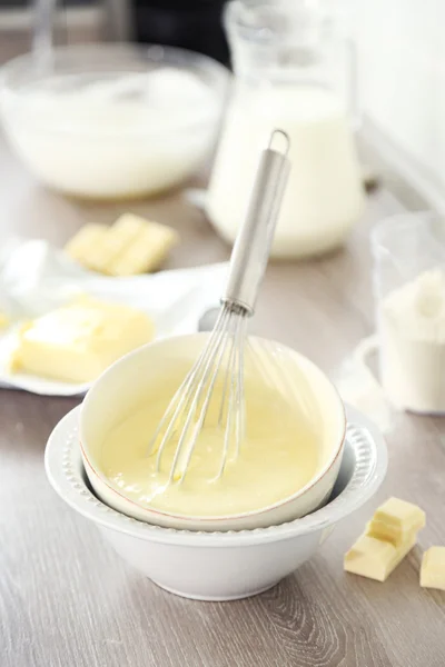 Memasak krim mentega di dapur — Stok Foto