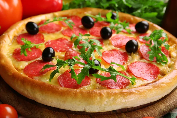 God pizza med salami på inredda träbord, närbild — Stockfoto