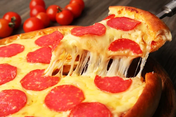 Heiße leckere Pizza mit Salami aus nächster Nähe — Stockfoto