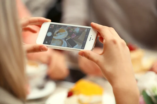 Donna che scatta foto di cibo nel caffè — Foto Stock