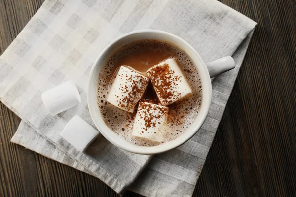 Tasse heißen Kakao mit Marshmallow auf Baumwollserviette, Nahaufnahme — Stockfoto