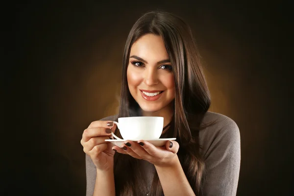 Retrato de mulher bonita com xícara de café — Fotografia de Stock