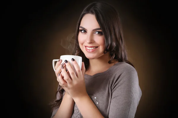 Portrait de jolie femme souriante avec tasse de café — Photo