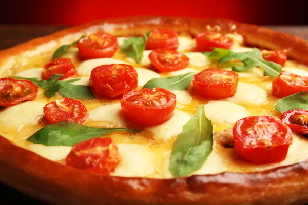 Піца Маргарита з на червоному тлі темно руколою — стокове фото