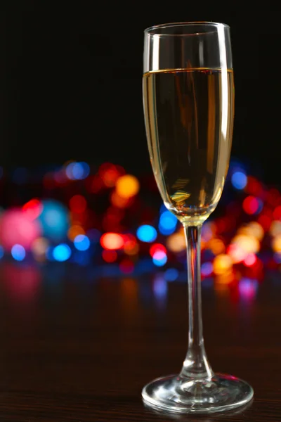 Un bicchiere di champagne con bokeh su sfondo scuro — Foto Stock