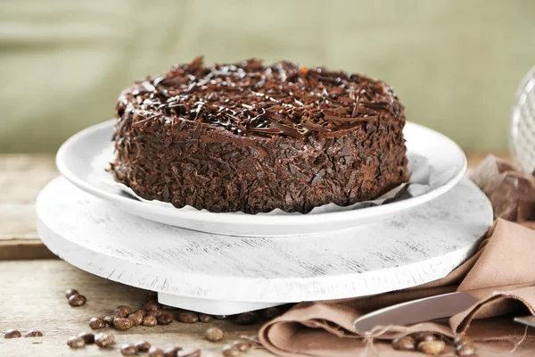 Sabroso pastel de chocolate sobre fondo de madera —  Fotos de Stock