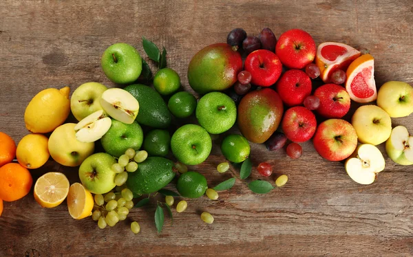 Frutas sobre fondo de madera — Foto de Stock