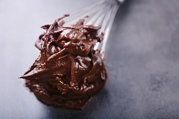 灰色の背景にチョコレート クリームとカローラ — ストック写真