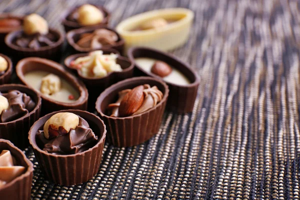 Bonbons au chocolat sur fond de tissu — Photo