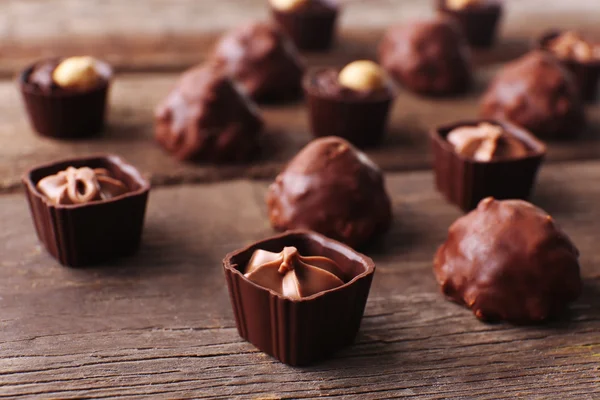 Schokolade Bonbons auf Holz Hintergrund — Stockfoto
