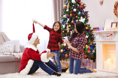 Mutlu bir aile var eğlenceli Noel günü 