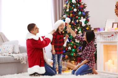Mutlu bir aile var eğlenceli Noel günü 