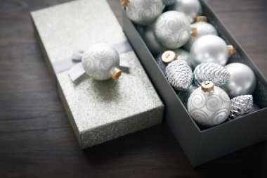 Noel kutusu ahşap arka plan üzerinde oyuncaklar