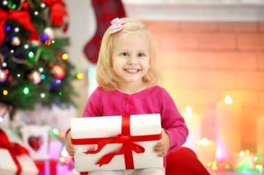 Hediye kutuları ve arka plan üzerinde Noel ağacı ile kız