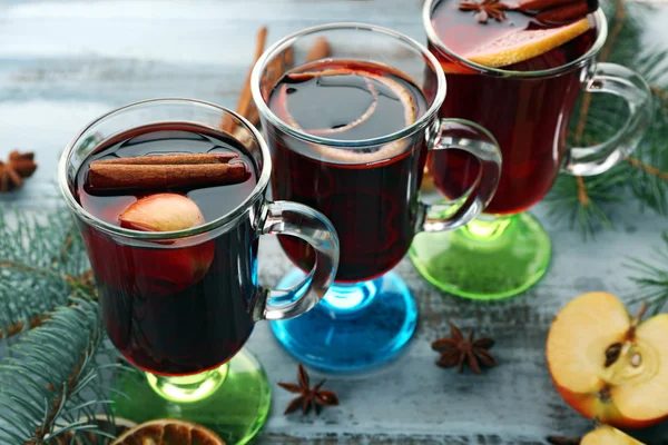 Νόστιμο mulled κρασί και μπαχαρικά, σε μπλε φόντο ξύλινη, γκρο πλαν — Φωτογραφία Αρχείου