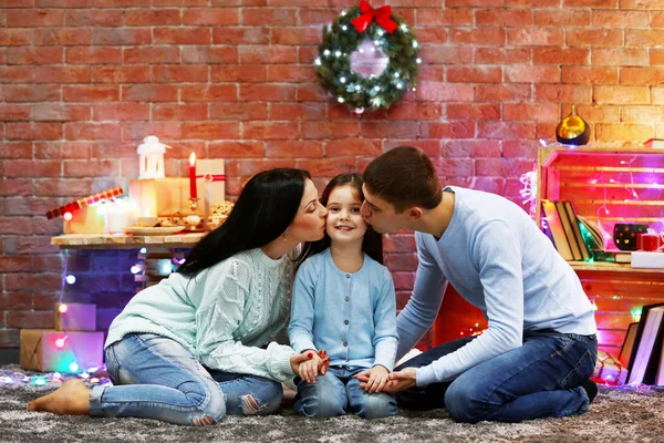 Famiglia felice nella stanza di Natale — Foto Stock