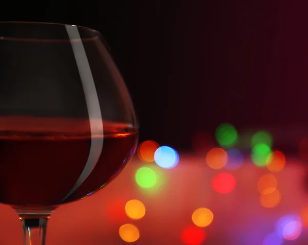 Copa de vino con bokeh sobre fondo oscuro —  Fotos de Stock