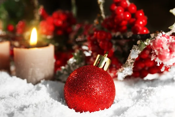 Velas ardientes y serpentinas con nieve sobre fondo de madera, primer plano — Foto de Stock