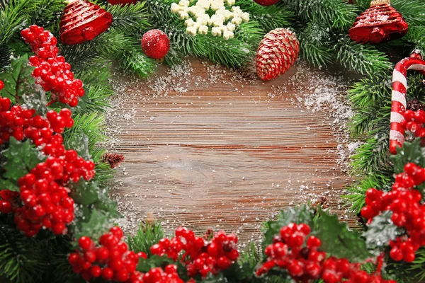 Ramas de abeto de Navidad con serbal y juguetes en mesa de madera —  Fotos de Stock