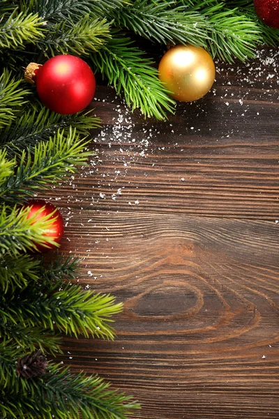 Julgran Gran grenar med leksaker på träbord — Stockfoto