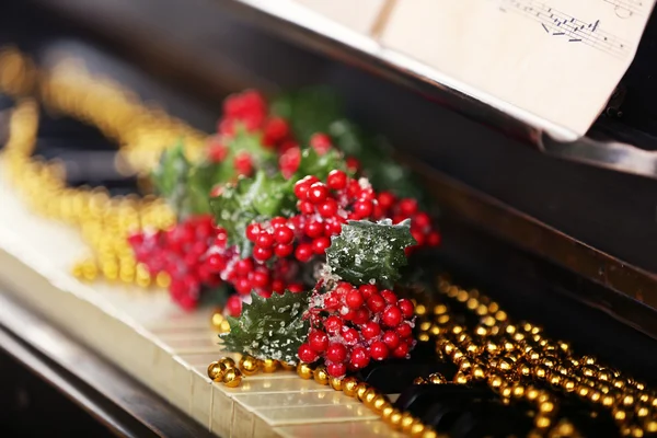 Πλήκτρα πιάνου, διακοσμημένα με τις διακοσμήσεις Χριστουγέννων, κοντινό πλάνο — Φωτογραφία Αρχείου