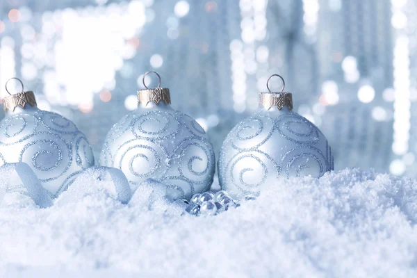 Красивая рождественская композиция на абстрактном блестящем фоне — стоковое фото
