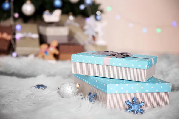 Albero di Natale e regali su un primo piano tappeto — Foto Stock