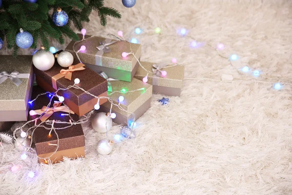 Albero di Natale e regali su un primo piano tappeto — Foto Stock