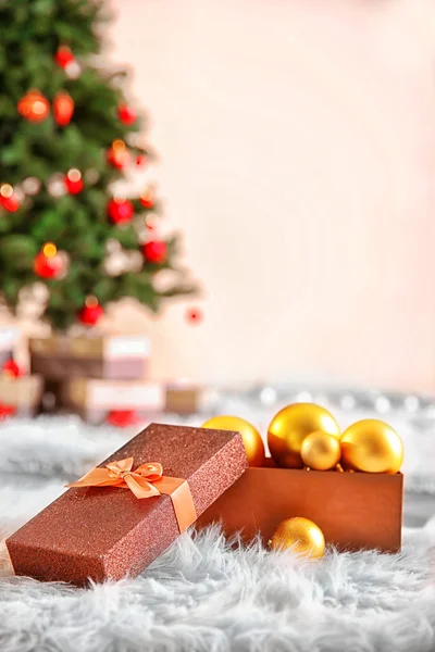 Julgran med presenter på golvet — Stockfoto