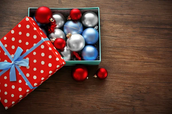Låda med jul leksaker på trä bakgrund — Stockfoto