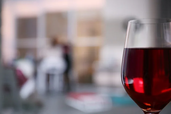 Bicchiere di vino rosso su sfondo sfocato — Foto Stock