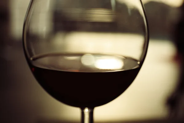 Glass of red wine on blurred background — Stock Photo, Image