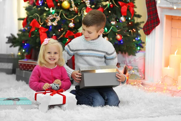 Смешные дети с подарочными коробками — стоковое фото