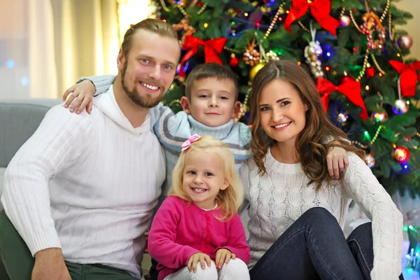 Familia de Navidad en el salón de vacaciones —  Fotos de Stock