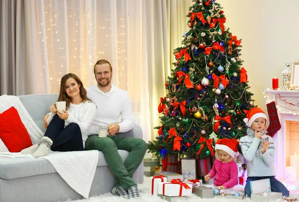 Weihnachtsfamilie im Urlaubs-Wohnzimmer — Stockfoto