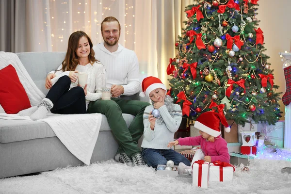 Família de Natal na sala de estar de férias — Fotografia de Stock