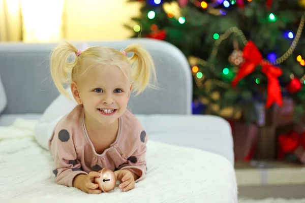 Menina engraçada na sala de Natal — Fotografia de Stock