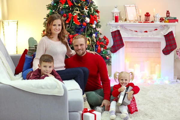 Weihnachtsfamilie im Urlaubs-Wohnzimmer — Stockfoto