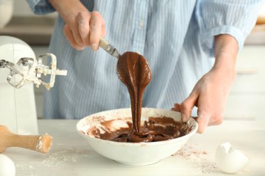 Kadın bir çikolatalı pasta hamur karıştırma