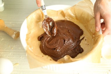 Kadın fırın tepsisinde hamur karıştırma