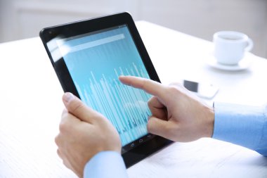 Genç işadamı Tablet PC'yi kullanma