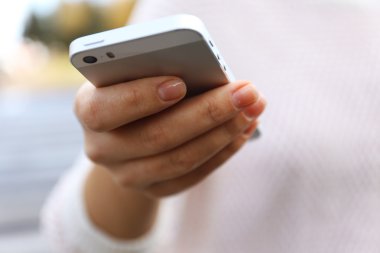 Kadın holding smartphone dışında