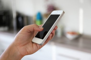 Kadın holding smartphone kapalı