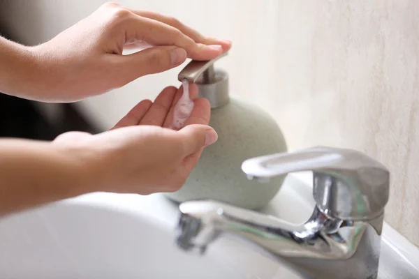Lavaggio di mani con sapone — Foto Stock